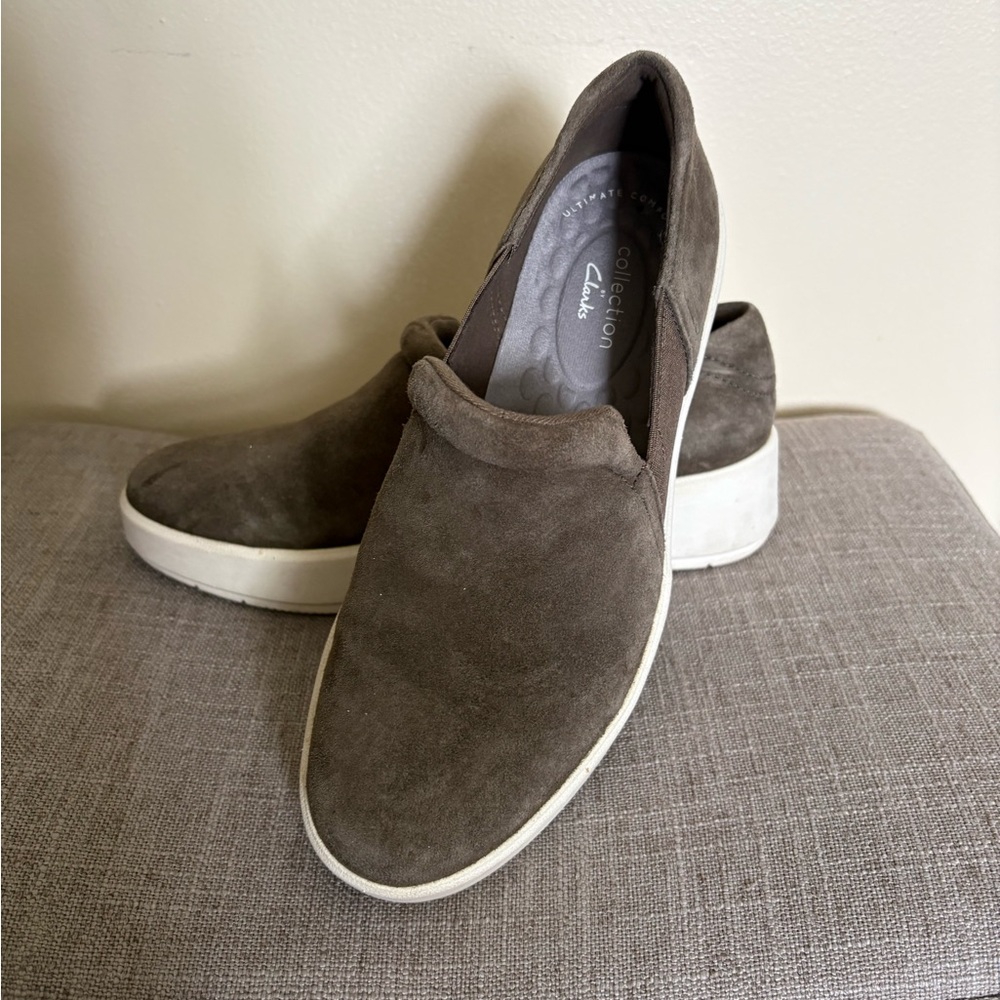 Clarks Slip-On Suede cushionaire wedge sneaker in olive